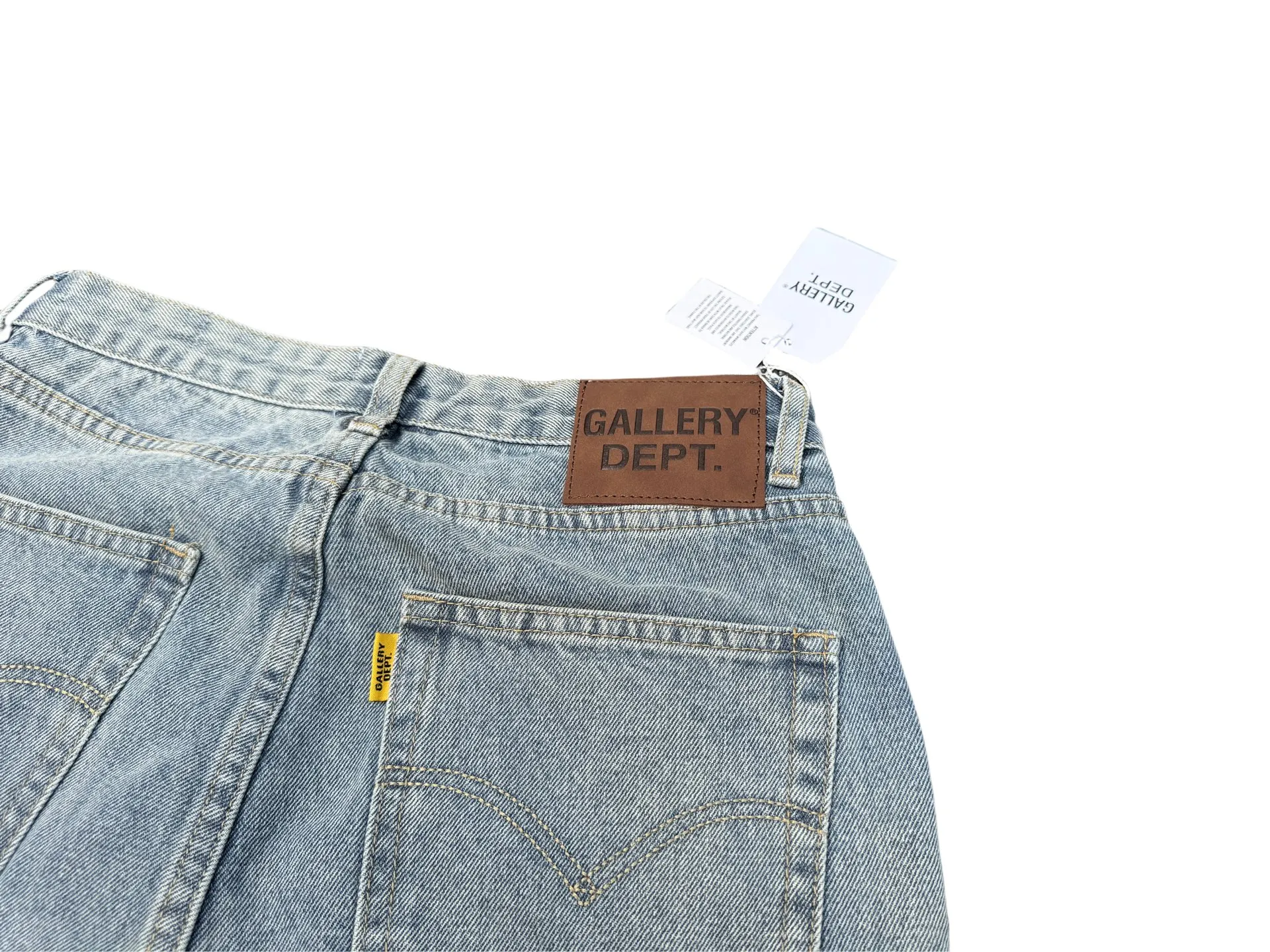P246💰G11 GALLERY DEPT. Denim bell-bottoms, washed and distressed spliced ​​jeans. GALLERY is attracted by these bell-bottoms. Whether it is a reset of Carhartt or Levis, it creates a strong brand style. Since these pants are modified from rare vintage, the production capacity is limited. Therefore, after many icons wore them, these pants were once hard to find. Later, perhaps due to the improvement of GD's business in the past two years and the expansion of production lines, the brand itself lowered the price, so I can't wait any longer for these pants this year and will definitely buy them. During the process of the denim washing plant, the owner of the washing plant helped introduce a boss who had worked for Levi's foundry and started his own business. This also paved the way for the following styles. Therefore, Levi's remodeled single product for the base plate is really familiar. Whether it is the fabrics supplied or the lathes used in production, there is nothing to choose from. -Color: blue -Size: S-XXL (corresponding to 28-36)